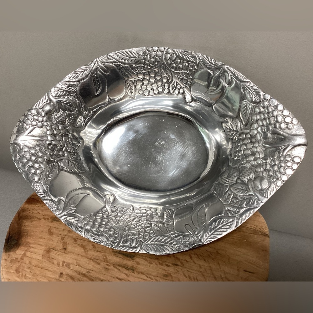 ⚫️ Vintage Cast Aluminum or Pewter Large Fruit / Salad / Serving / Display Bowl